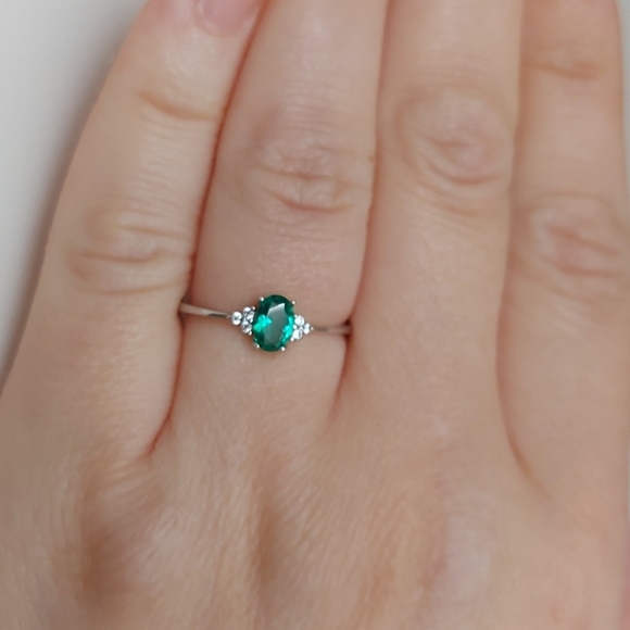 925 Sterling Silver Green CZ Ring - Picture 3 of 6